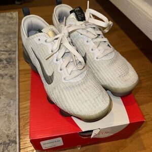 Nike Air VaporMax Flyknit 3 in White Metallic Silver